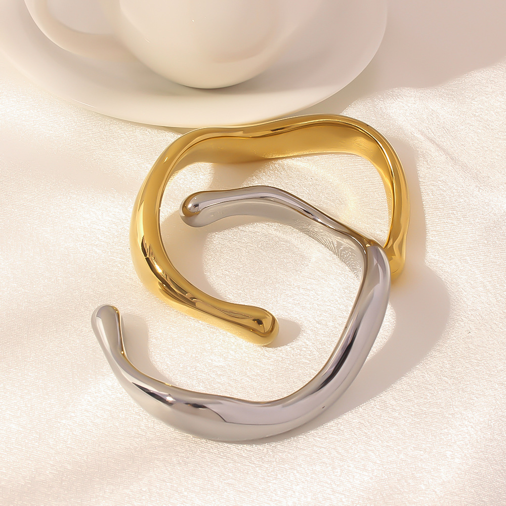 Personalidad exagerada, diseño de nicho, apertura curva, Japón y Corea del Sur, pulsera de fundición de onda irregular brillante de la industria pesada 18K