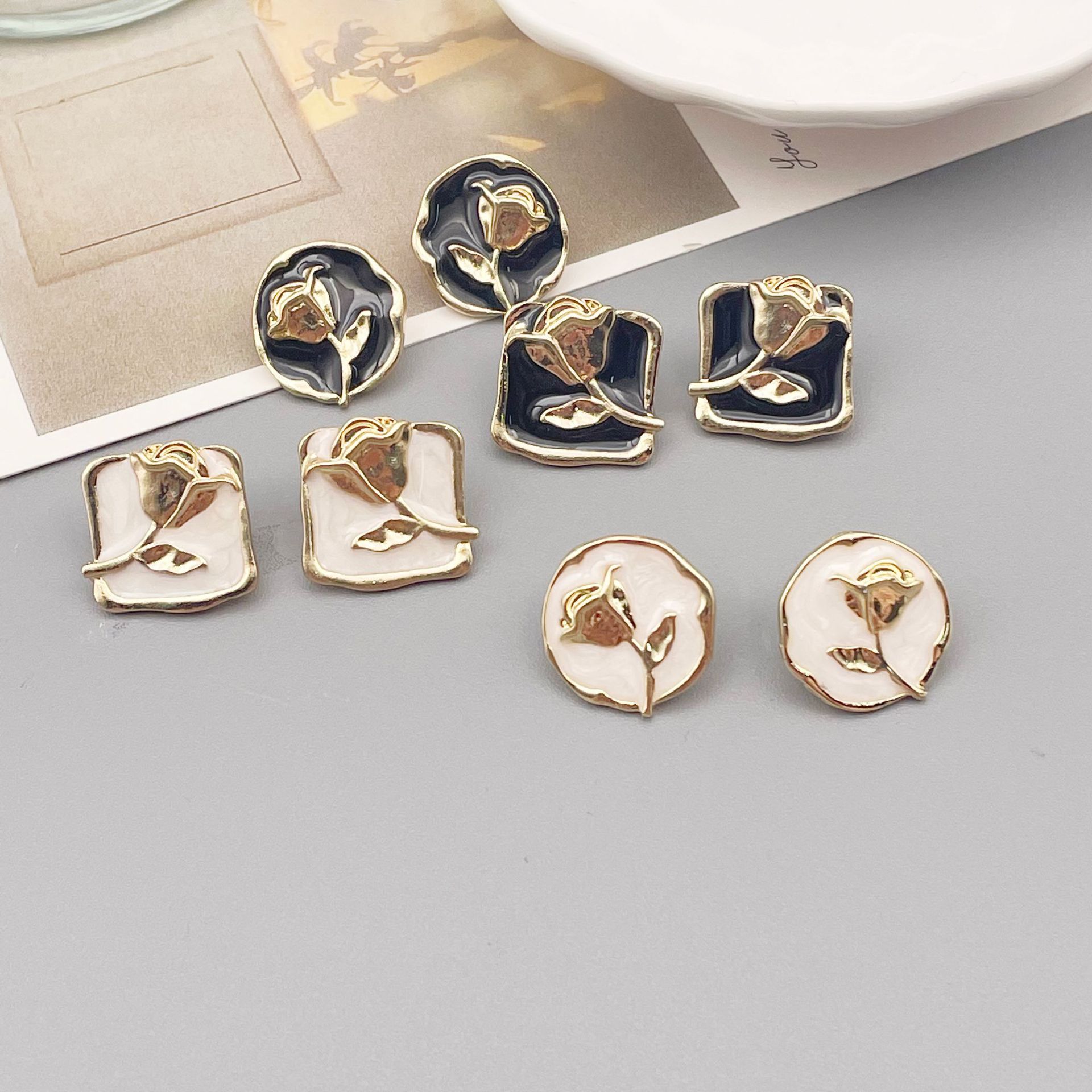 1 Pair Retro Flower Alloy Enamel Women's Ear Studs display picture 2