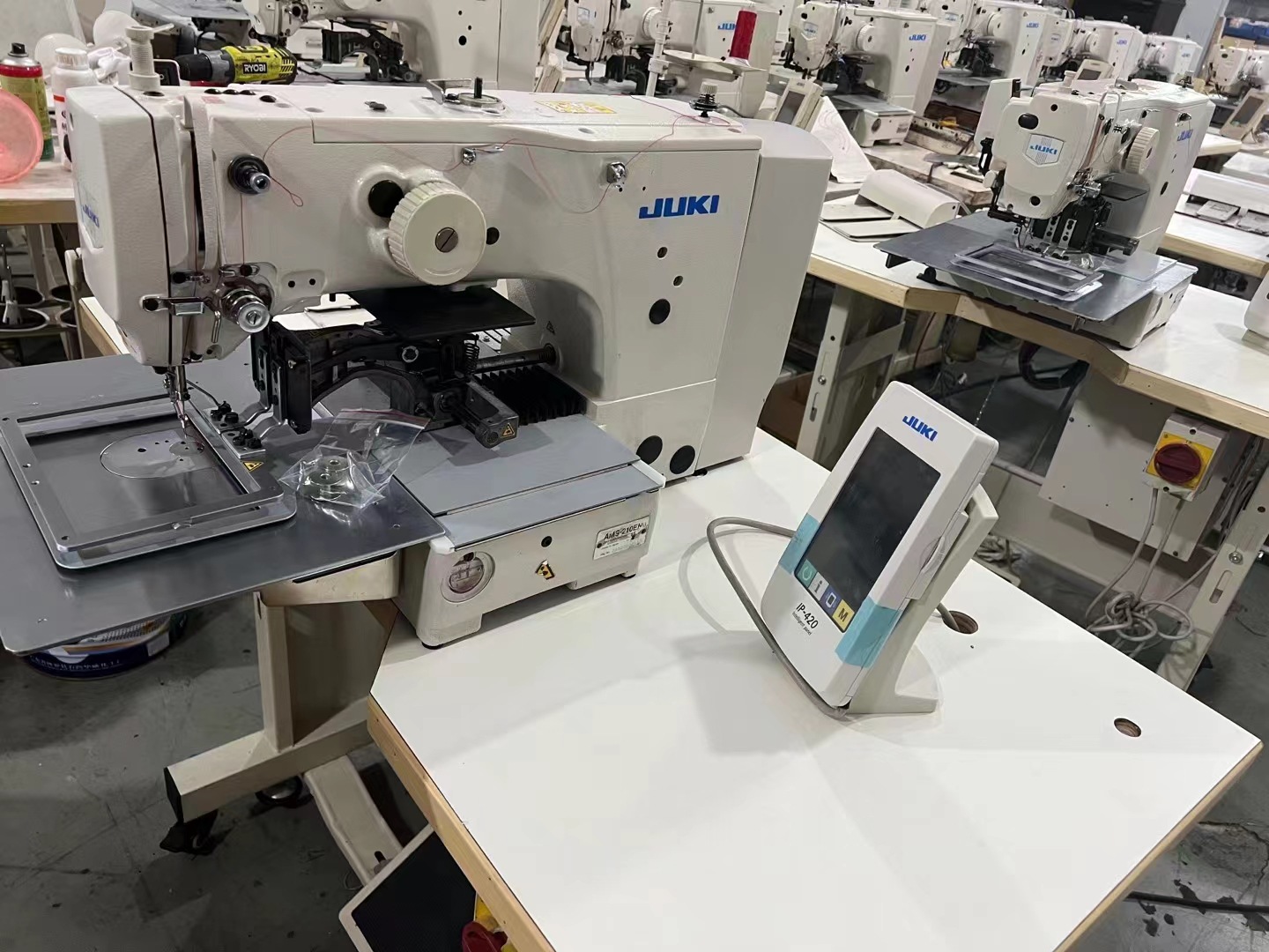 Máquina pesada japonesa juki AMS - 210EN con función de entrada Circulación electrónica Máquina de coser Máquina de patrón para artículos de mascotas