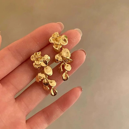Gold-plated broken leaves ~ New Chinese style golden flower tassel earrings for women light luxury high-end style retro earrings