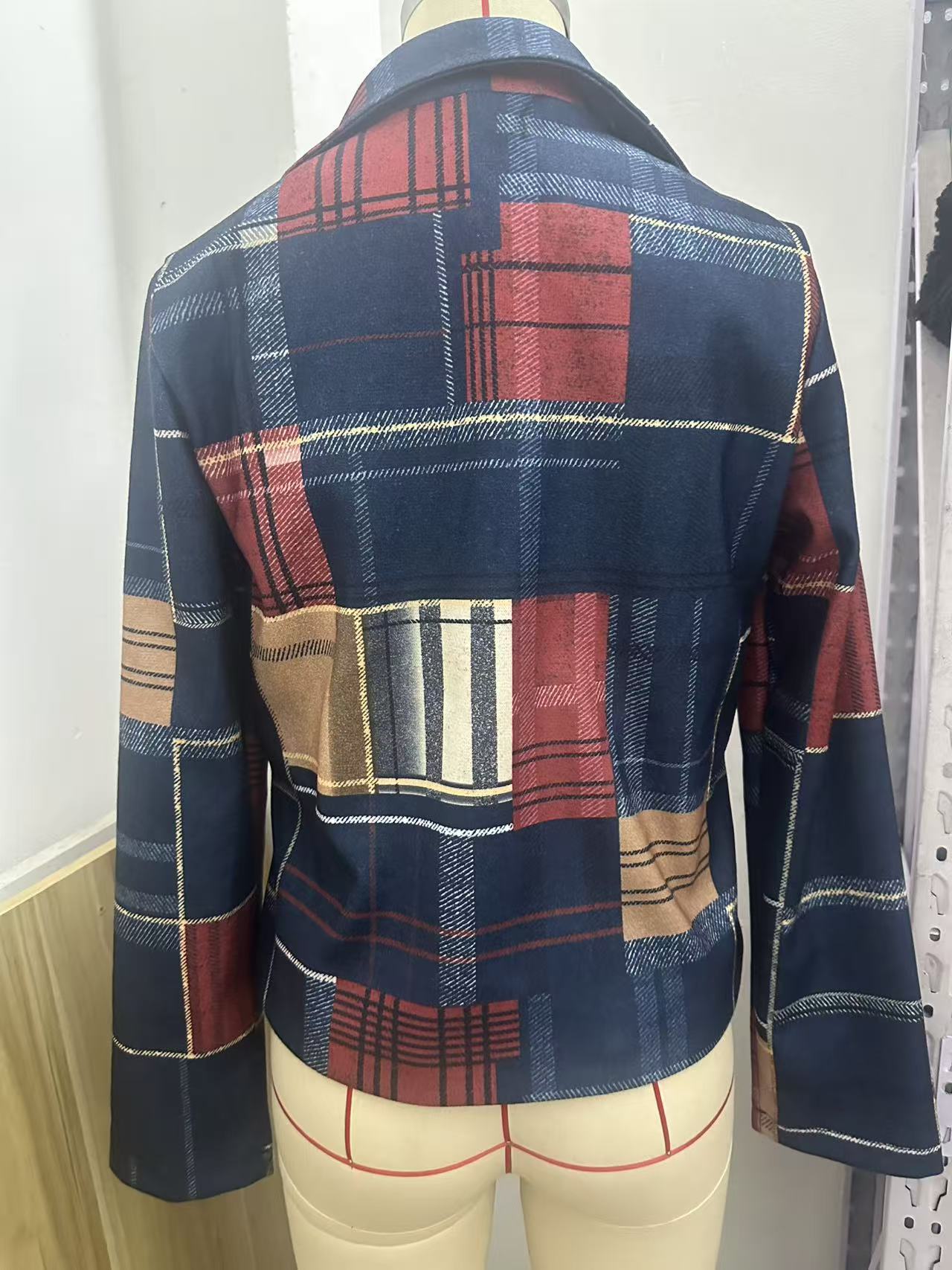 Vintage geruite damesjas met knopen en opstaande kraag_voghion.com
