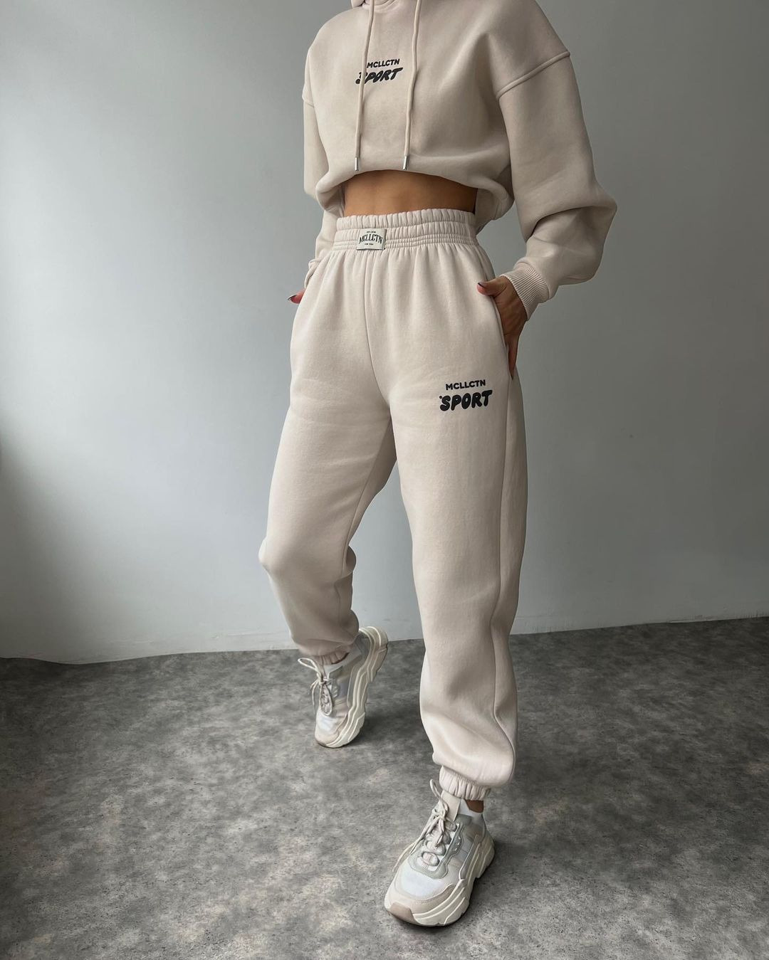 2024 Herbst/Winter neues lässiges Plüsch-Langarm-Kapuzenpullover- und Hosen-Set mit bedrucktem Kapuzenpullover_voghion.com