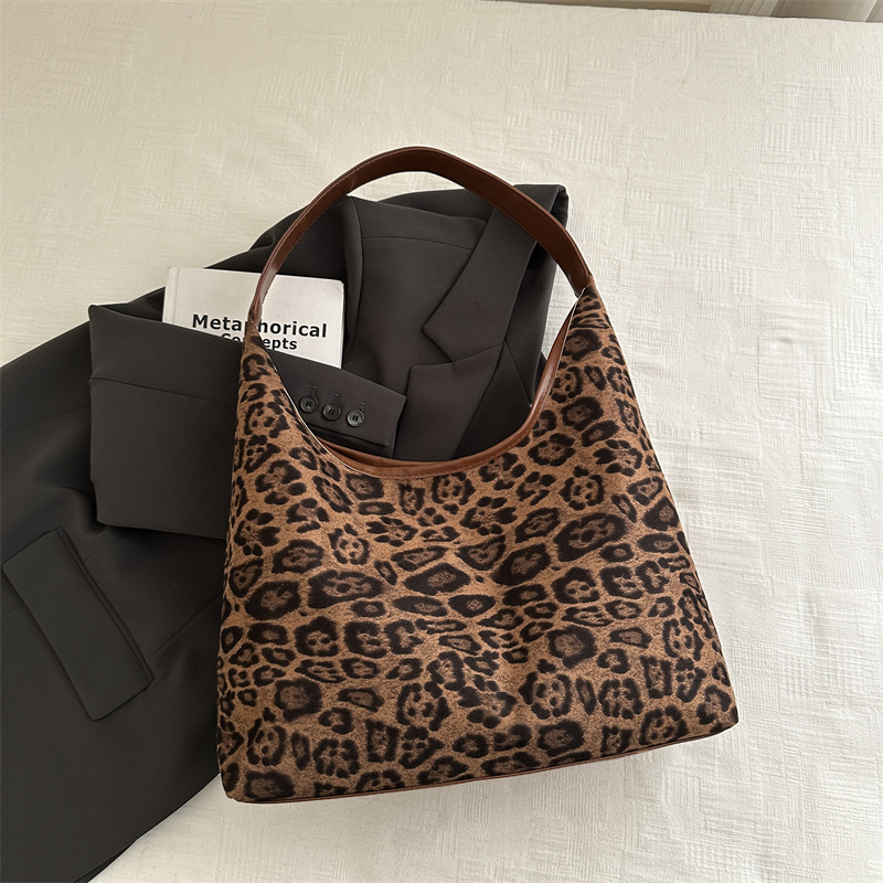Bolsa de moda retrógrada con patrón de leopardo para mujeres, bolso de hombro casual de gran capacidad coreana, invierno 2024 nuevo bolso de brazo para mujeres