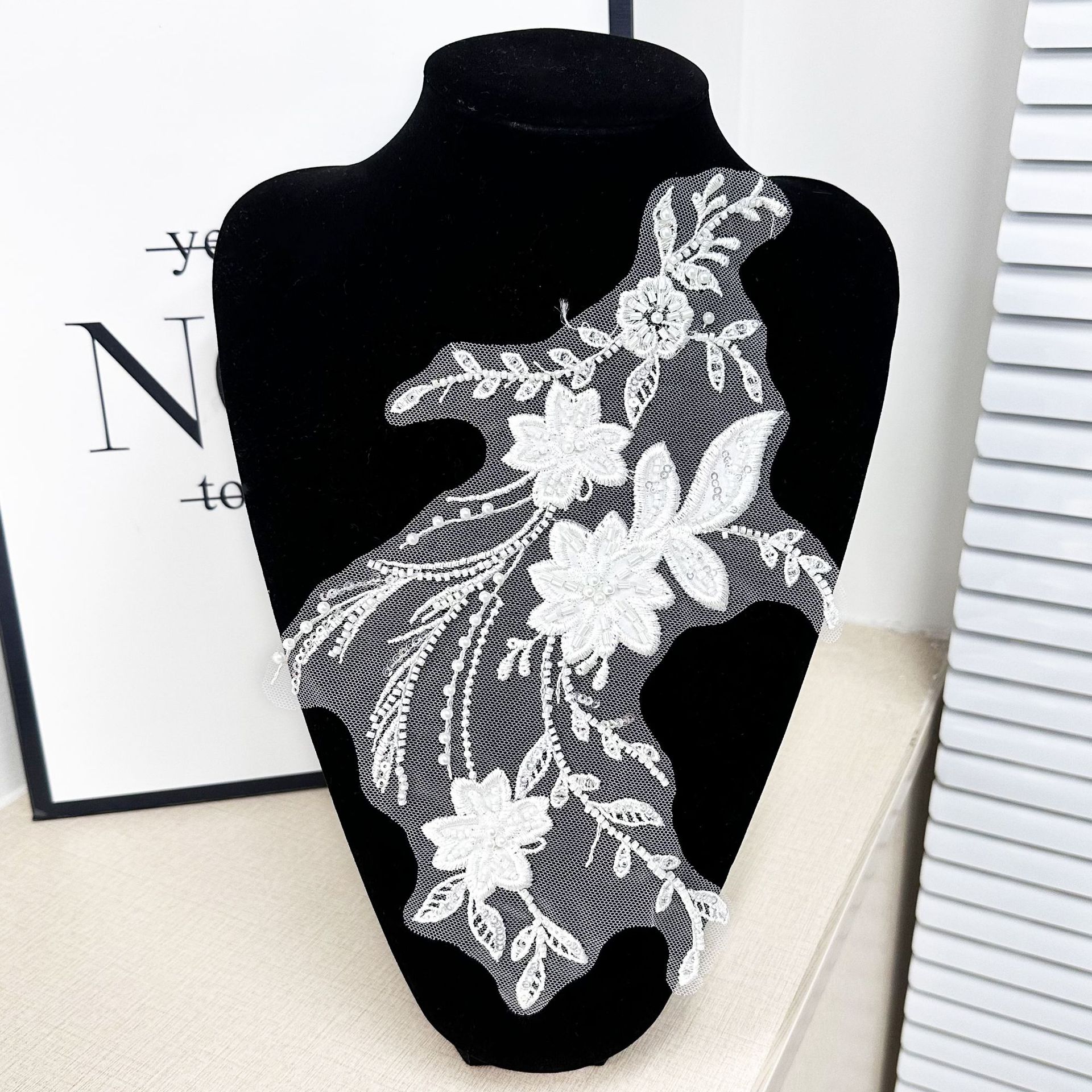 Venta directa de fábrica de encaje exquisito bordado de flores pegatinas de tela moda accesorios de ropa al por mayor image 7