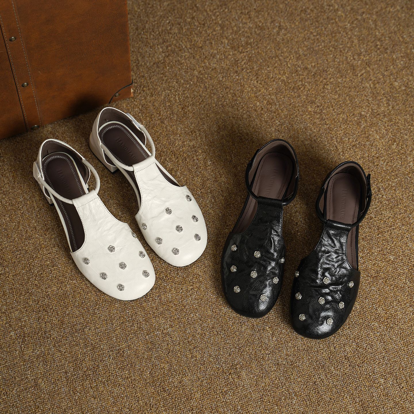 Sandal nữ quai ngang gót vuông ổn định, mũi kín, quai chữ T, form rộng cỡ lớn 33–42 — đen