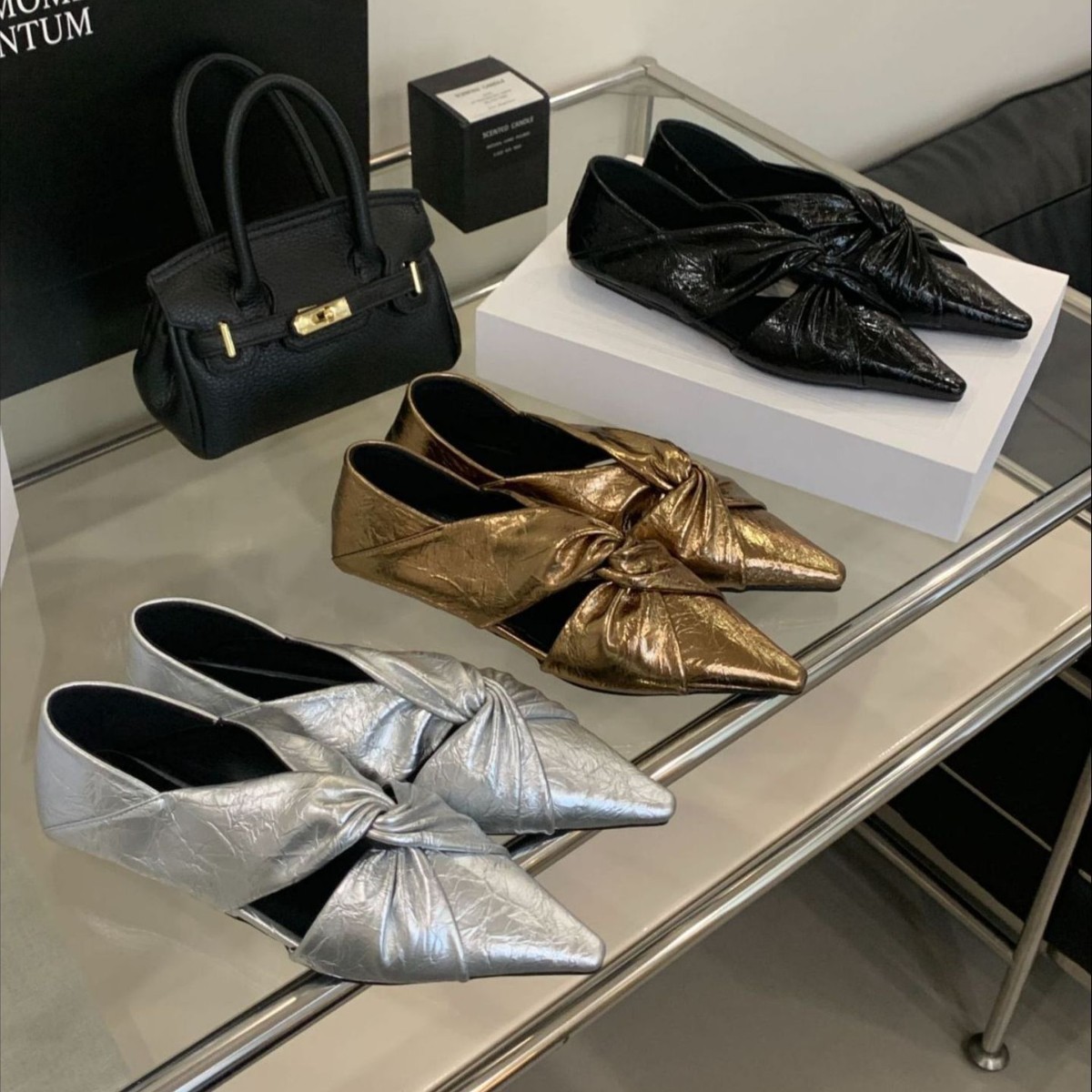 세련된 언니! 디자인감 있는 골드 가죽 소재의 포인티드 토 플랫 슈즈, 프렌치 스타일의 마녀풍 컷아웃 샌들