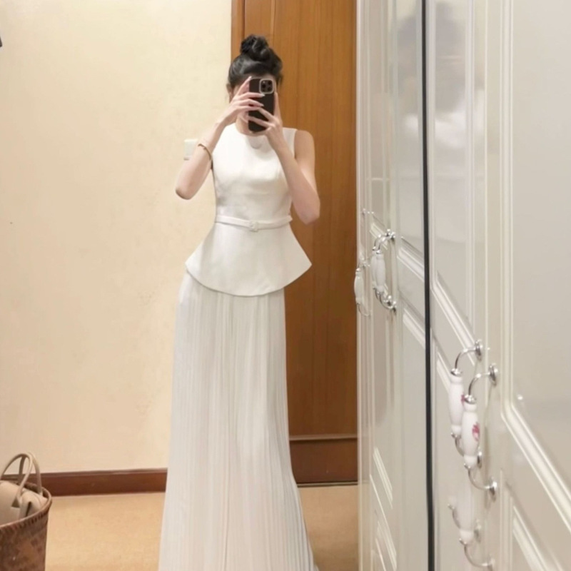 Affordable luxury lady's outfit with a high-end feel, Chanel-inspired, elegant and slim-fitting, waist-cinching sleeveless top and women's wide-leg pants set, bestseller