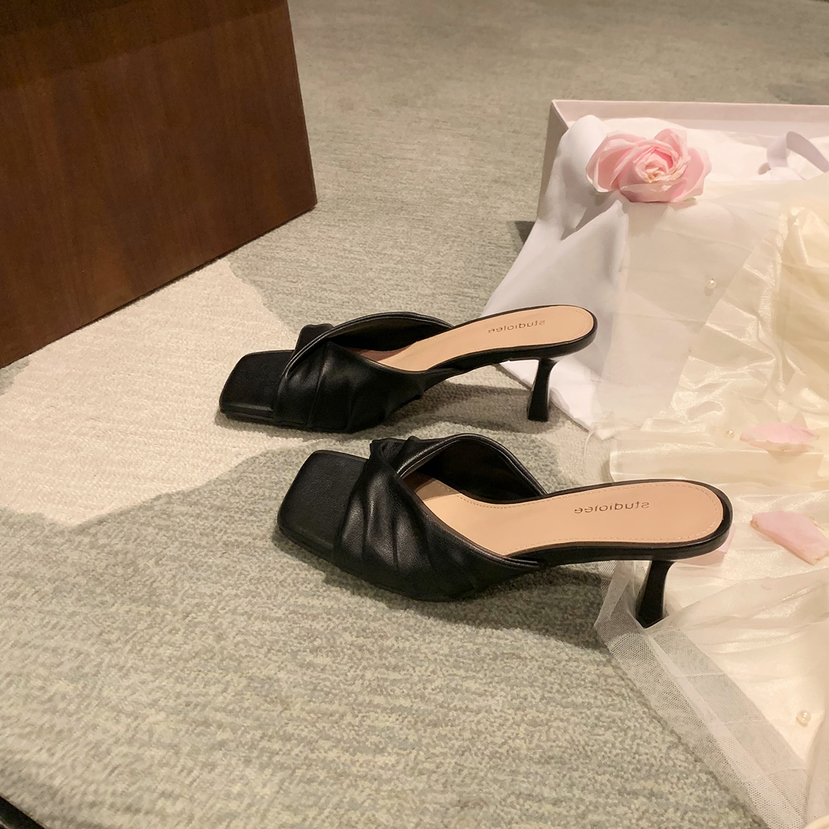 Grape Mom verano nueva moda 7cm cabeza cuadrada francesa pliegues una palabra con sandalias de tacón alto Muller ropa exterior media arrastre