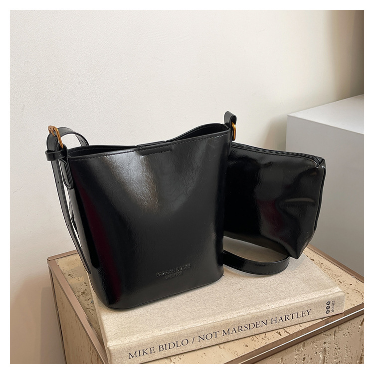 This year, the retro and fashionable women's 2024 new models are popular. This year, single-shoulder crossbody bags, large-capacity hand-held bucket bags, and cross-border bags are all in vogue undefined