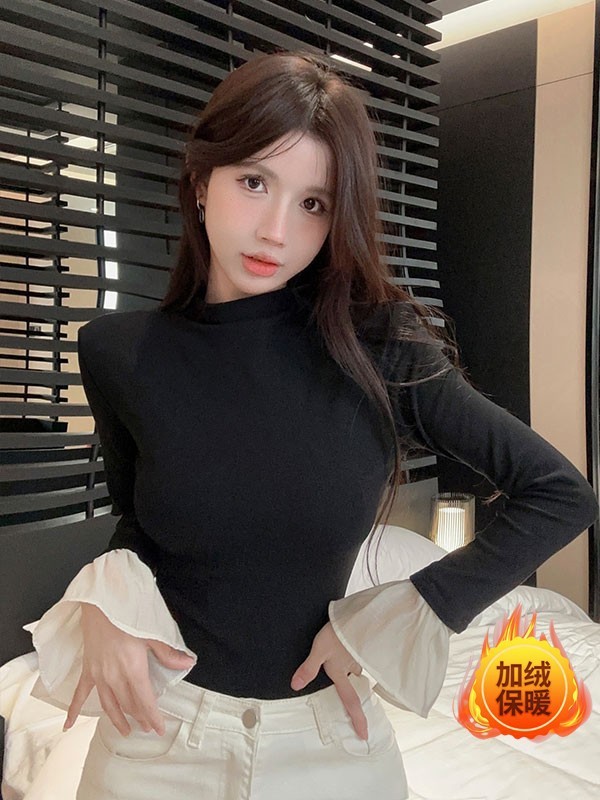 半高襟の中に毛磨きの底のシャツの女性の秋冬の黒い長袖のtシャツのラッパの袖とベルベットの厚い上着を掛けます。|undefined