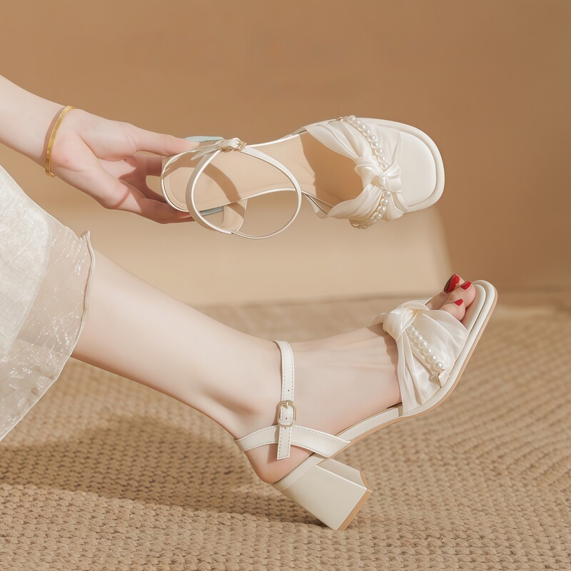 The first time I saw these stunning French-style, high-end open-toe sandals, I was immediately drawn to them. They are a new summer style, perfect for pairing with dresses, and feature a high heel and leather upper