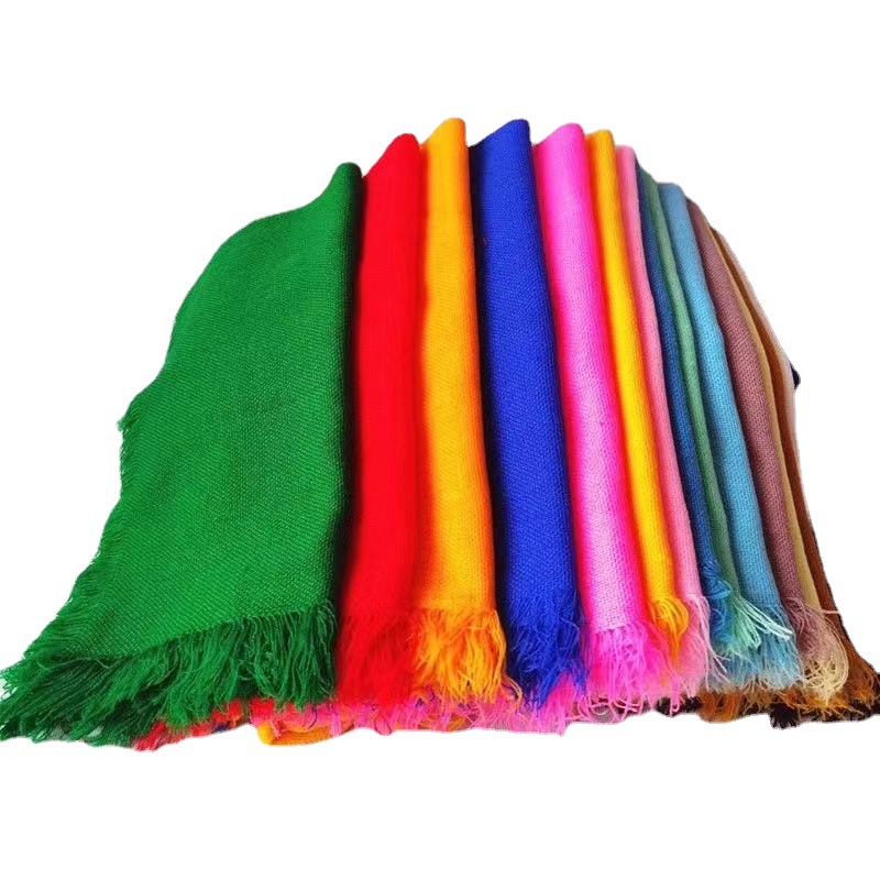 Ältere Menschen mit Kopftuch, Frauen mittleren und höheren Alters, die mit traditionellen Kopftüchern arbeiten, Internet-Prominente_voghion.com