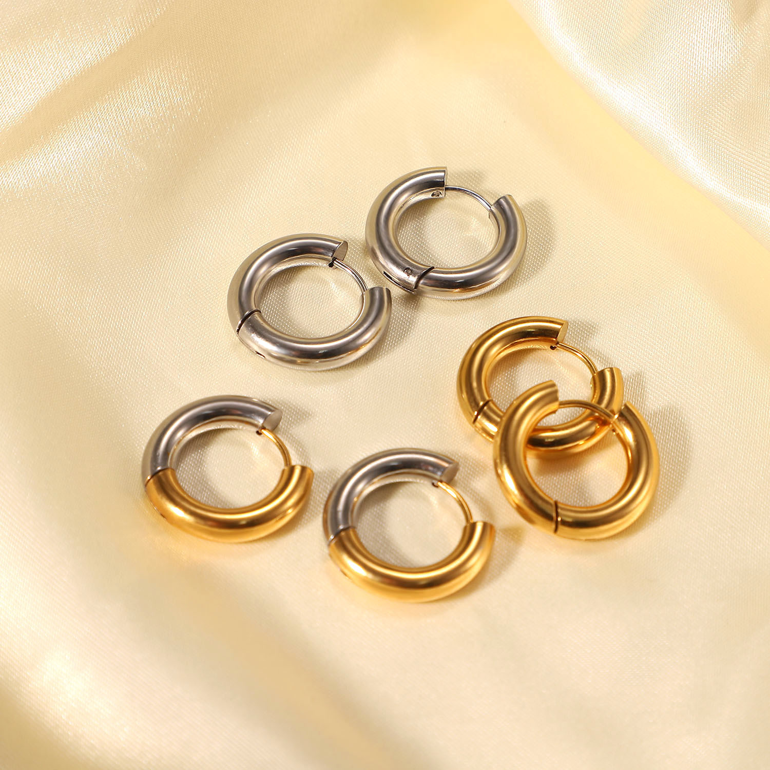 Simple 18k Gold-plated Stainless Steel Jewelry Gold And Silver Hoop Earrings Jewelry display picture 3