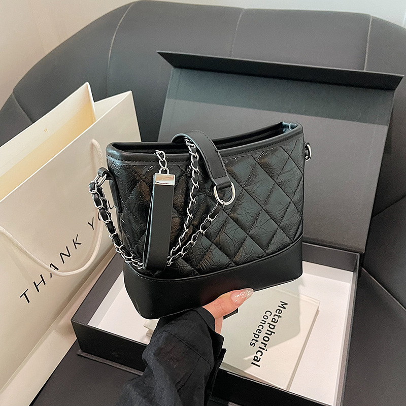 Retro universal glossy shoulder bag