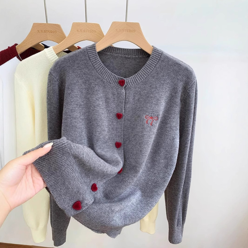 韓国の年齢を軽減する刺繍デザイン、シックなラブボタンショートカーディガン、秋冬の新しいスタイル、レイヤードインナージャケット|undefined