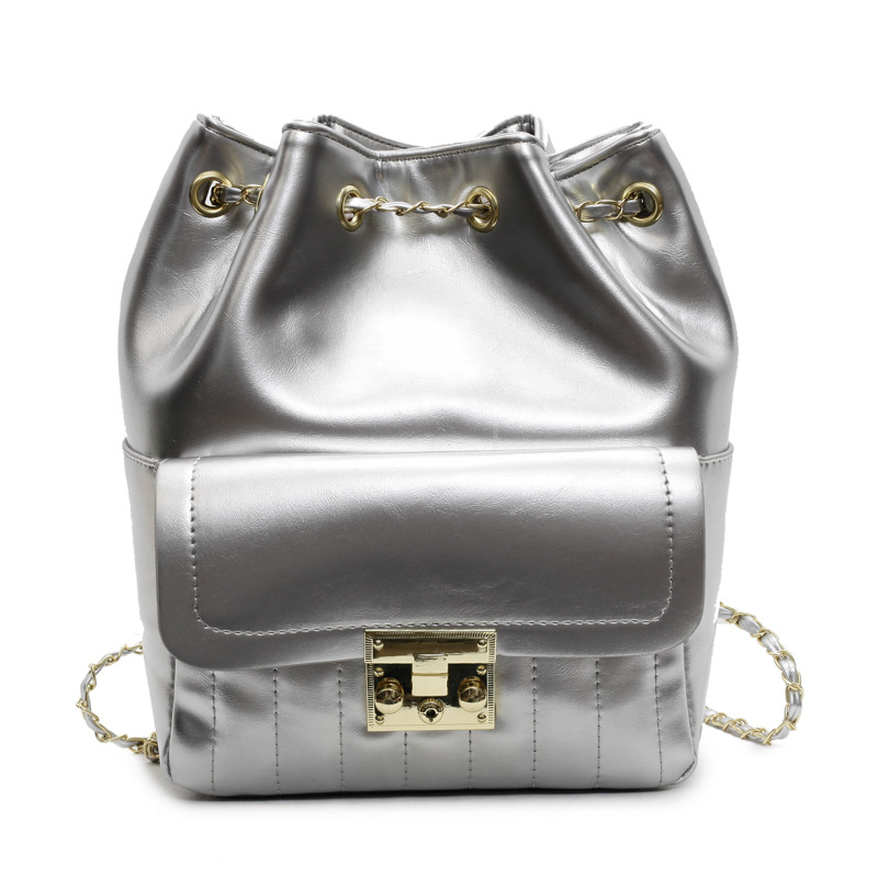 Nicho de tendencia diseño de bolsas de cubo de abrazadera versátil2025 nuevo bolso de mujer de alta calidad cadena para salir mochila de viaje