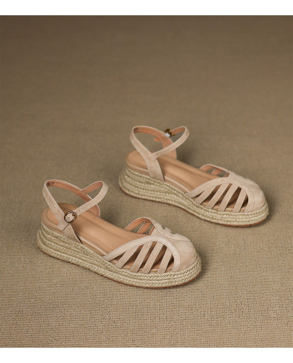 2026 cómodas sandalias casuales de paja huecas transpirables tacones de gamuza con hebilla romana para mujeres
