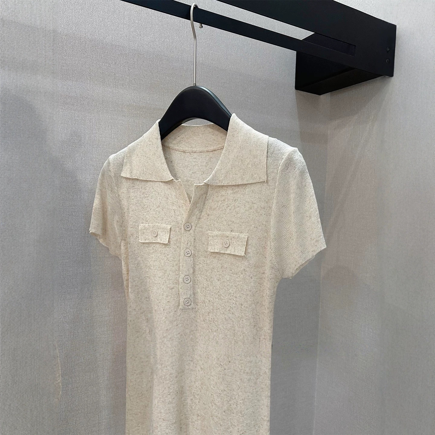 Old-fashioned V-neck knitted short-sleeved T-shirt for women, summer 2026 new style, slim fit, polo shirt, off-shoulder top.