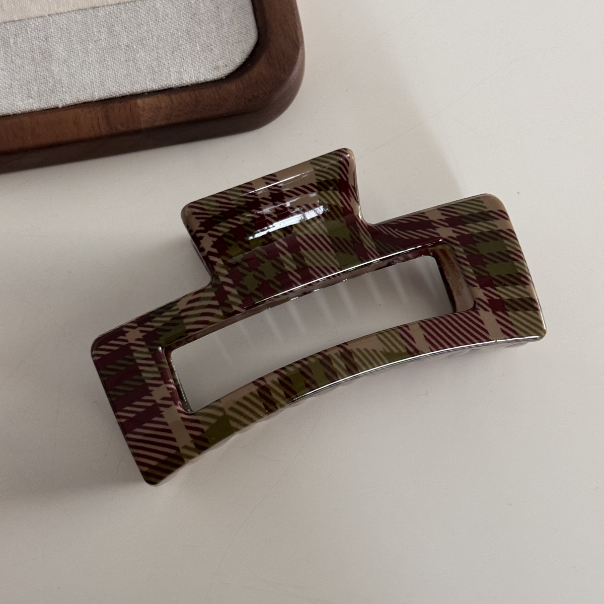 밝은 빨간색과 녹색 체크 무늬 사각형