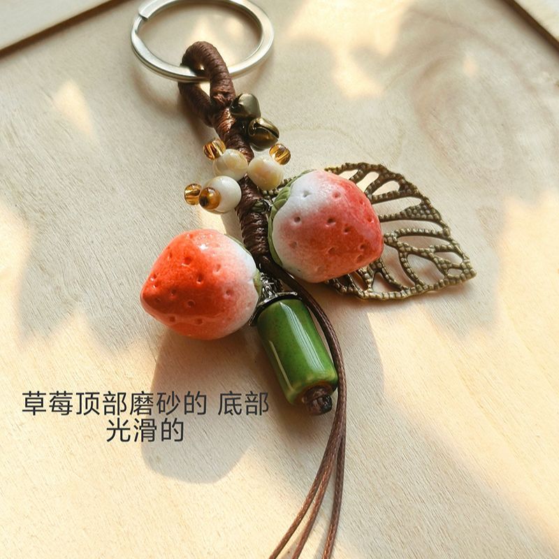 Jingdezhen cerámica hecha a mano colgante de cadena de teléfono móvil pareja llavero de dibujos animados frutas hojas de fresa colgar joyas