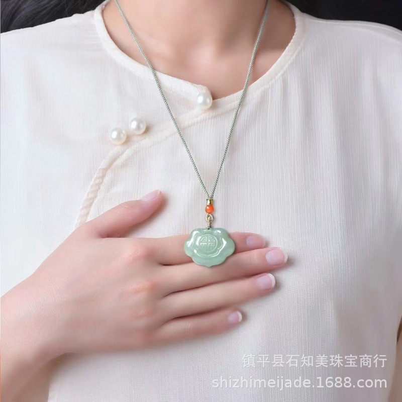 新疆と田玉は意のままにロックして青海のカップルの金の祥雲の鎖のブランドの玉のペンダントを掛けて生放送します。|undefined