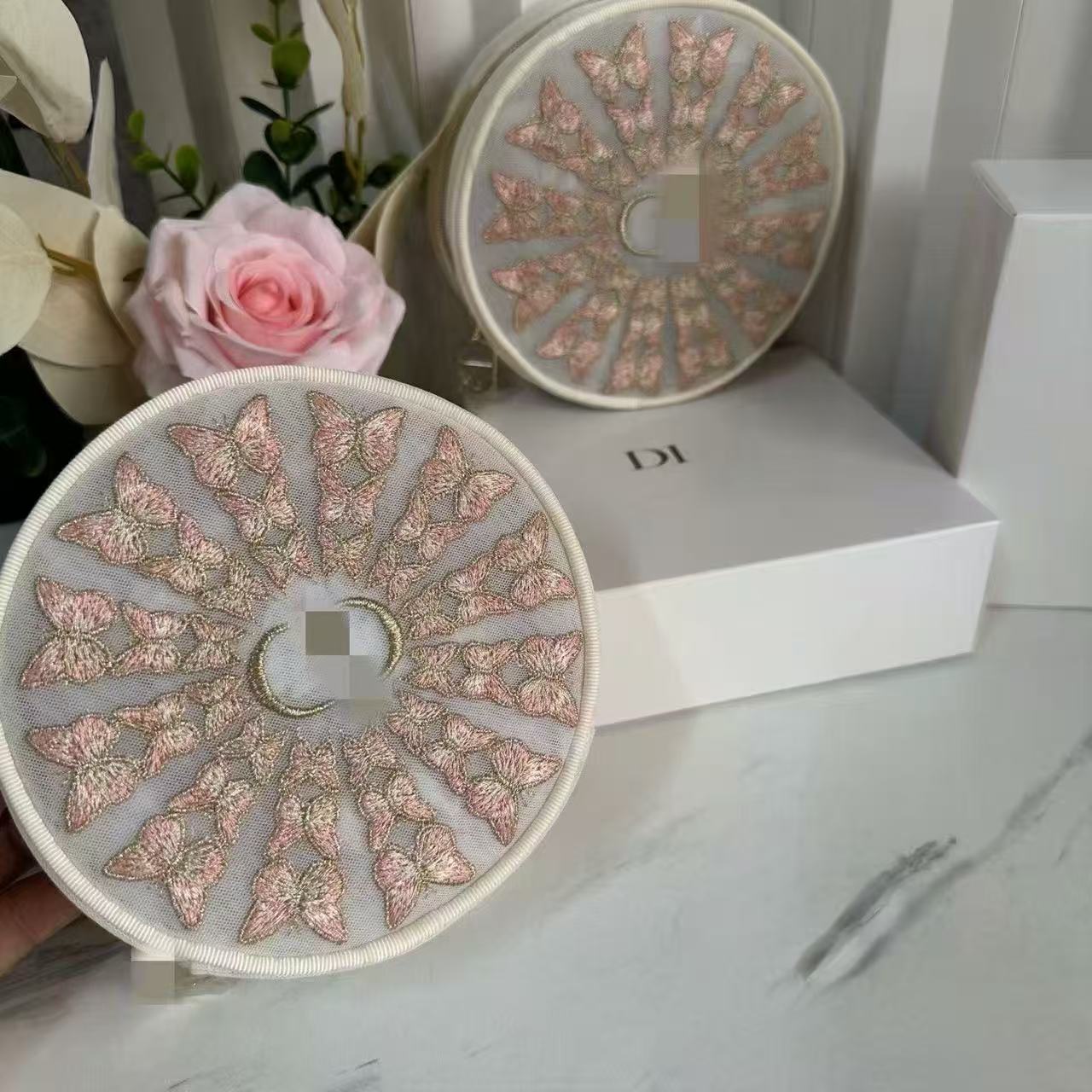 D Brand 2026 New Mother's Day Limited Edition Gift: French-Style Butterfly Embroidery Round Makeup Bag with Moderate Capacity, Suitable as a Gift