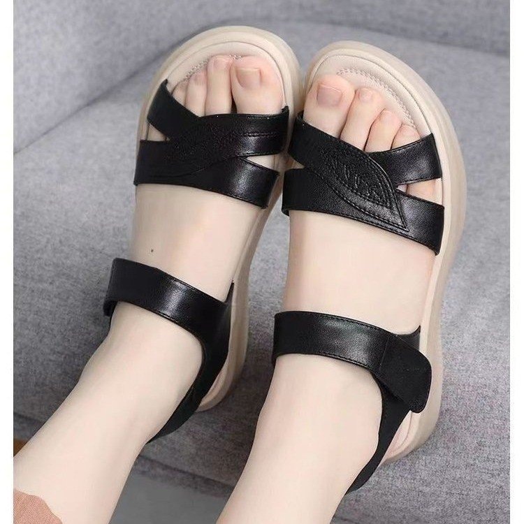 Sandalias de tendón de vaca para madres con base plana de verano nuevo estilo versátil para usar cómodas sandalias ligeras de mediana edad velcro image 5