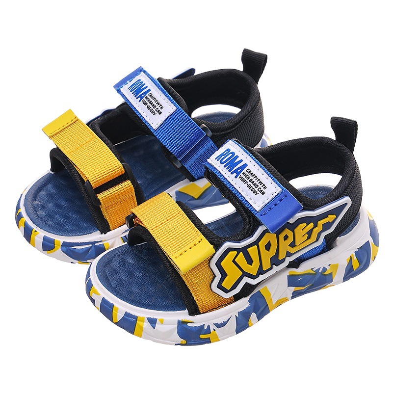 Las sandalias de los muchachos 2023 nuevas sandalias inferiores suaves antideslizantes de la playa del estilo coreano del verano para los niños y los estudiantes