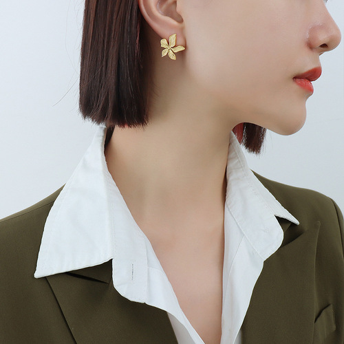 French ins style niche design three-dimensional petal embossed retro earrings 18k gold plated stainless steel ear jewelry F551