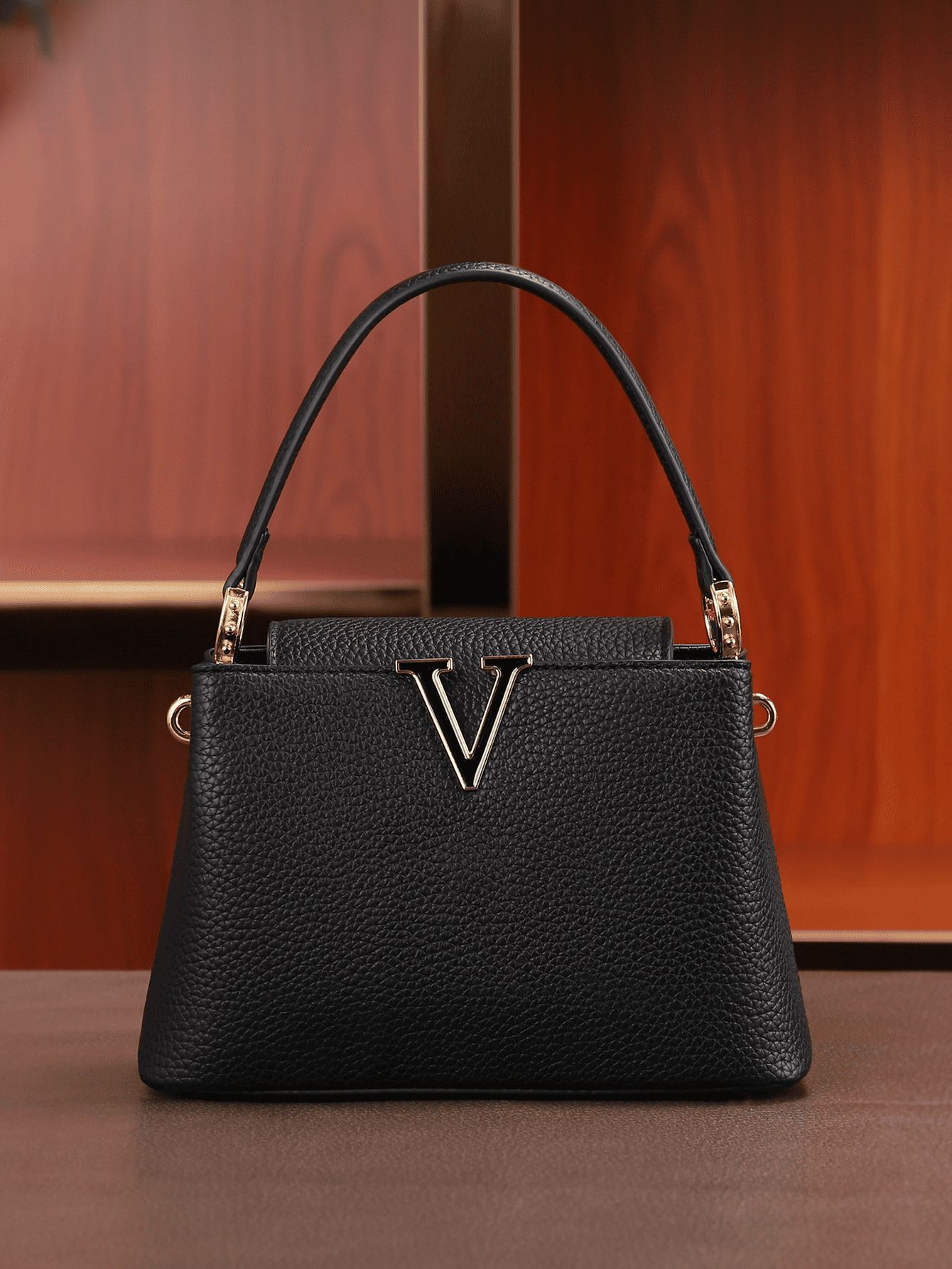 Nuevo poho2025 simple decoración en forma de V portátil estilo extranjero hombro de moda balde de moda bolsa de mujer