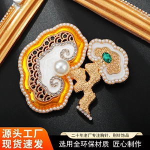 New Chinese-Style Gold Hollow Cloud Pattern Lingzhi Brooch Enamel Pearl Vintage High-End Safety Pin for Women