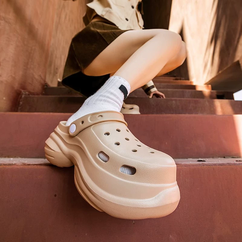 Мультяшные туфли с толстой подошной дырочкой женские летние 2025 новые наружные носки увеличены противоскользящие туфли
