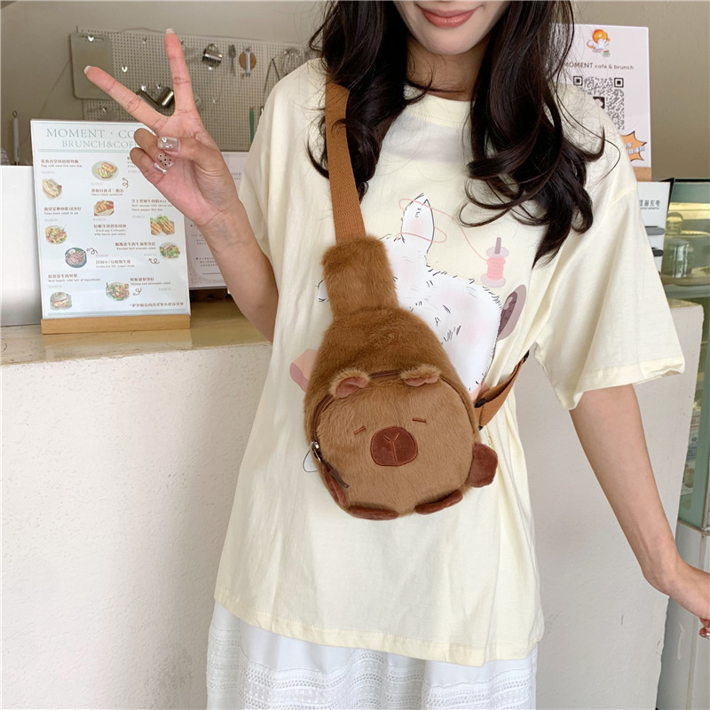 Hermosa bolsa de pecho de damas del Dolphin 2025, nuevo bolso de pelo de cinturón de dibujos animados en red, bolsa de peluche de peluche de Capibala.