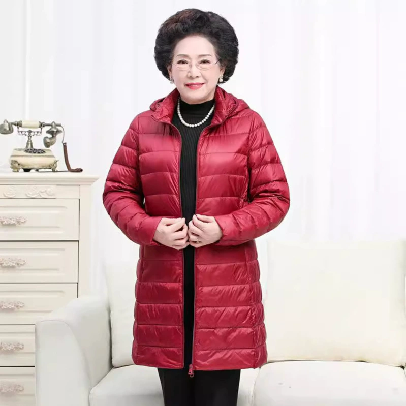 Зимняя легкая пуховая куртка средней длины для мам среднего и пожилого возраста большого размера со съемным капюшоном плюс зимняя куртка больших размеров