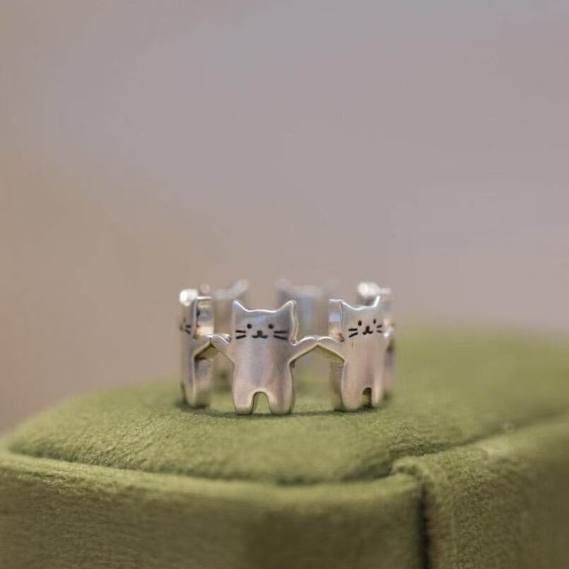 Creative little cat-themed minimalist and unique index finger ring, perfect for parties and dancing, featuring a cat holding hands design, and an adjustable opening