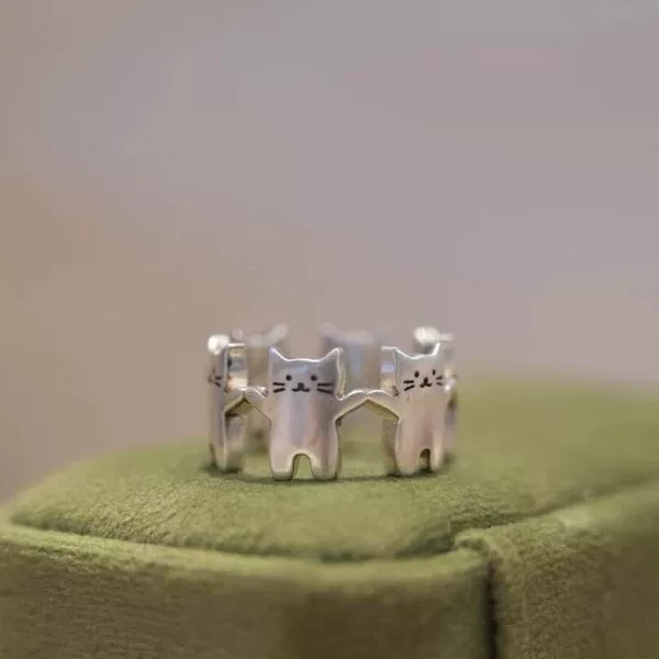 Creative little cat-themed minimalist and unique index finger ring, perfect for parties and dancing, featuring a cat holding hands design, and an adjustable opening