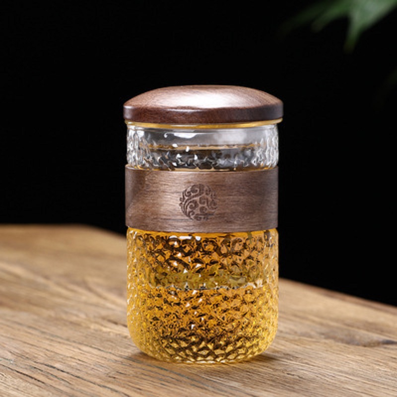 Taza de agua de vidrio de estilo japonés cubierta de madera antiquemaduras Taza de té verde patrón de martillo separación de té con tapa filtro taza de té de oficina