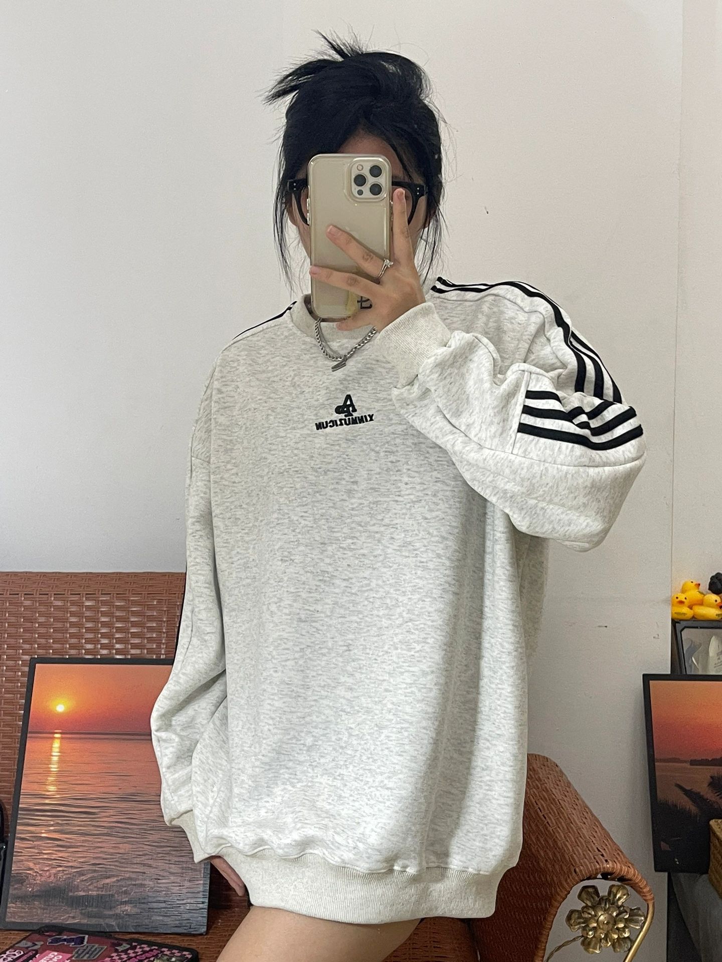 薄い灰色