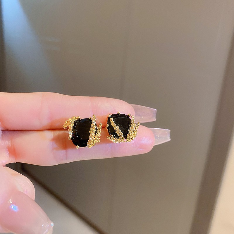 銀の針の黒色の水晶の項の幾何学のピアスの小さい大衆の百合のイヤリングのファッションの気質の軽くて豪華な高級感の耳飾りの卸売り