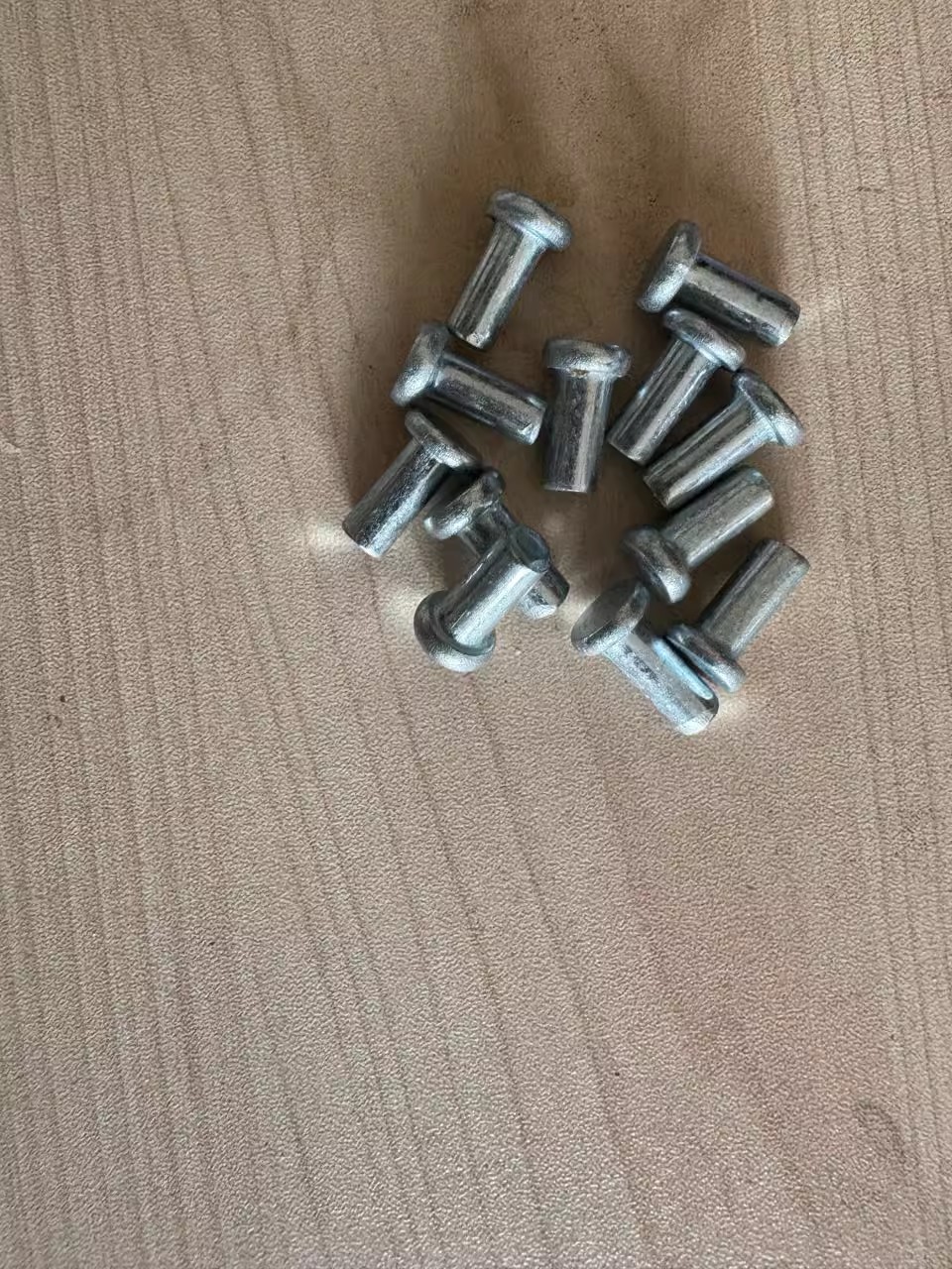 100개의 작은 리벳