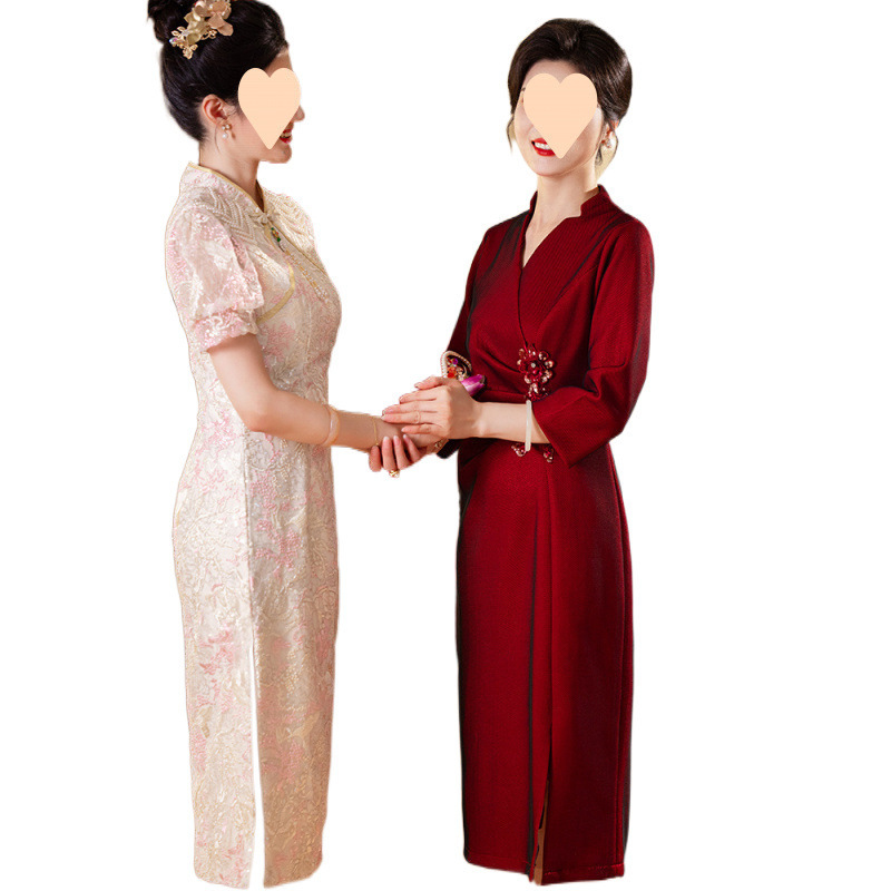 高貴で優雅なお母さんは娘と結婚して披露宴のドレスを予約します。|undefined
