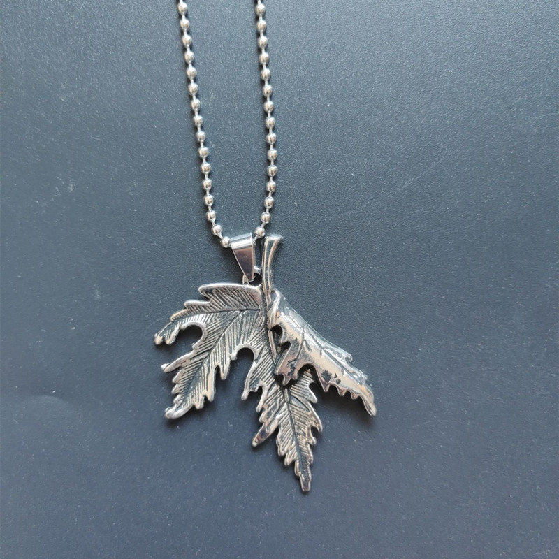 Folding Maple Leaf Necklace Unisex Hip Hop Style Pendant_voghion.com