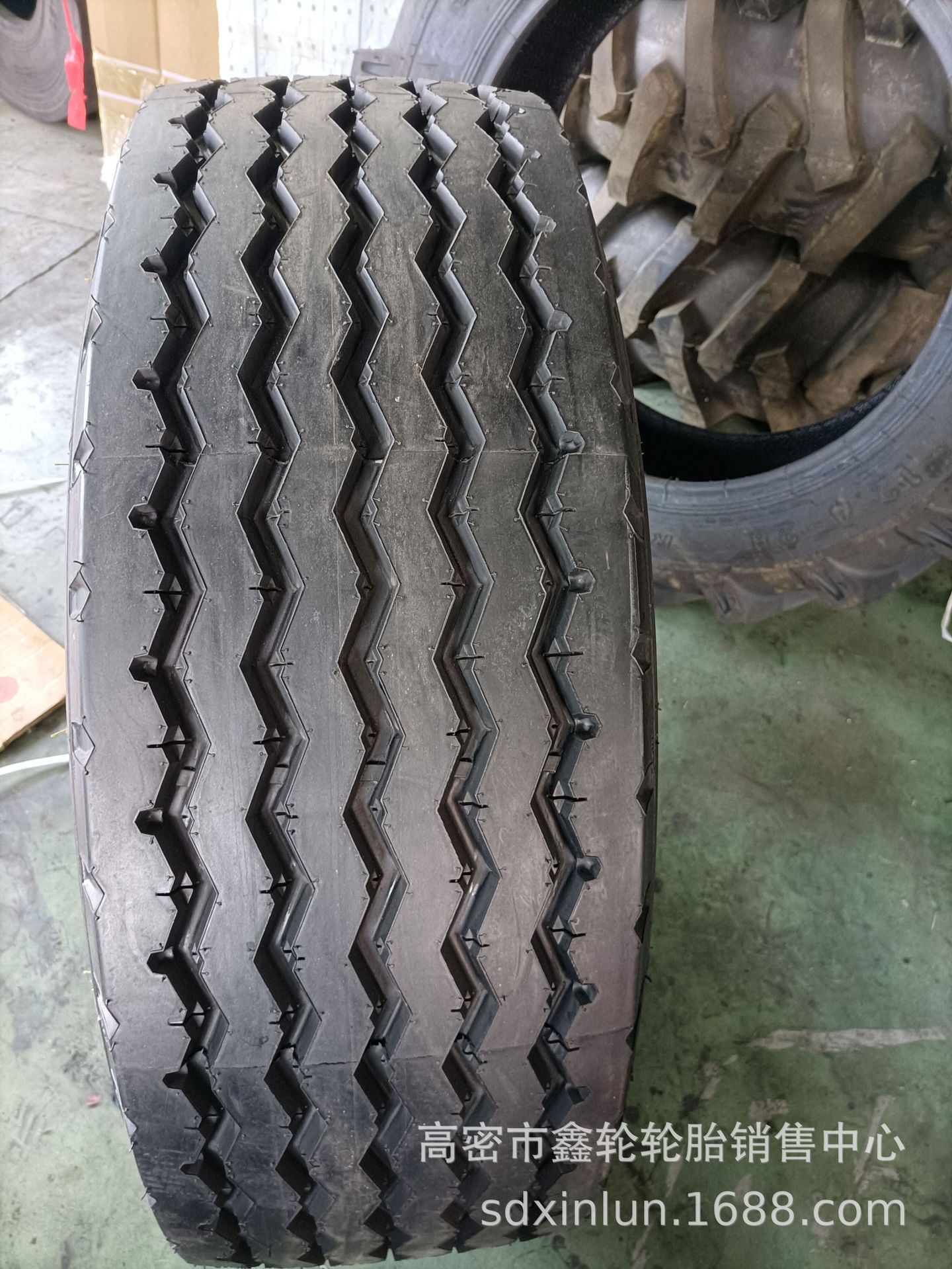 385 425 445 65R22.5 真空拖车轮胎 子午线轮胎耐刺扎现货销售