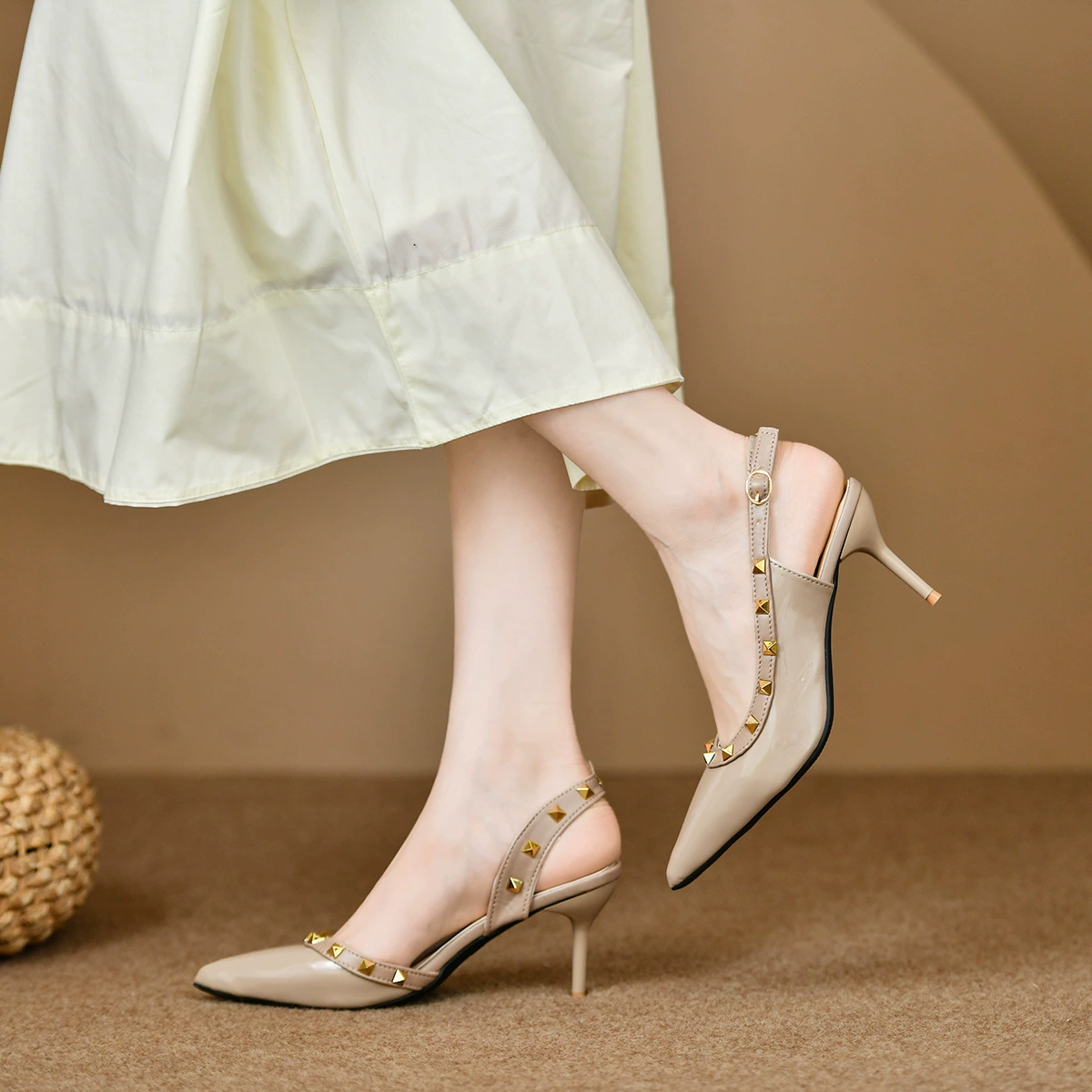 Заклепки на высоких каблуках женские каблуки наконечные обнаженные французские одноцветные туфли 2024 летние новые боковые пустые апельсины сандалии женские носки