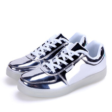 跨境大码皮面四季款可充电LED灯鞋男女学生运动板鞋USB充电发光鞋