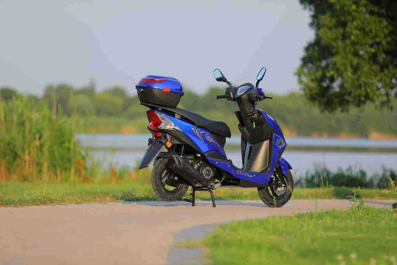 Brand New Domestic Fuel Scooter, High Power, Long Battery Life, Fuel-Saving Motorcycle, Adult Commuting and Long-Distance Running King