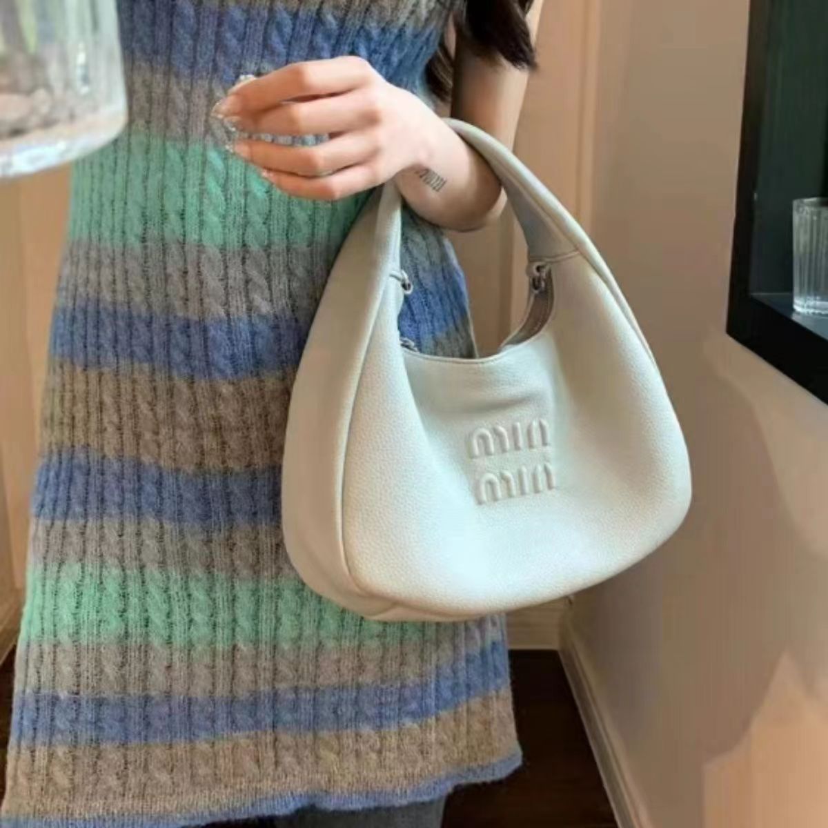 Bolso de las axilas de cuero suave al por mayor bolsa de nicho femenino 2023 nueva moda bolso de las mujeres bolso de hombro bolsa de mensajero