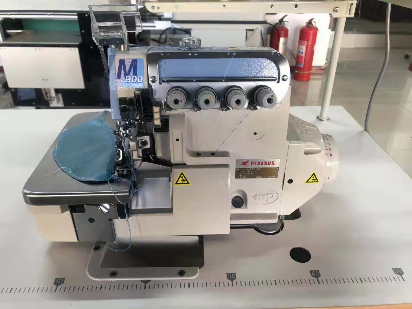 Venta al por mayor nuevo japonés PEGASUS accionamiento directo PEGASUS máquina overlock de alta velocidad de cuatro hilos máquina de coser industrial de borde de bloqueo de computadora