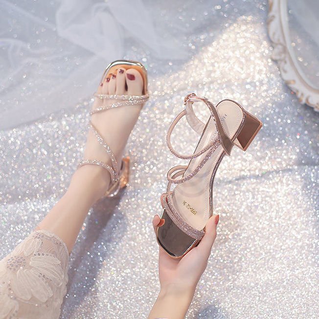 Sandalias de moda de hadas de viento en el talón 2024 nuevo estilo universal de talón grueso de diamante envuelto con tacones altos romanos