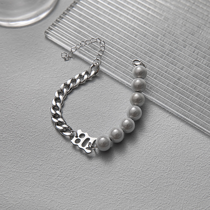Bracciale in acciaio al titanio con perla e lettera unisex_voghion.com